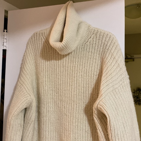 H&M Knit Turtleneck 🤍 - Picture 2 of 2